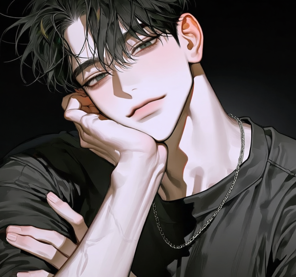 편안한 미소로 턱을 괴고 있는 노아준